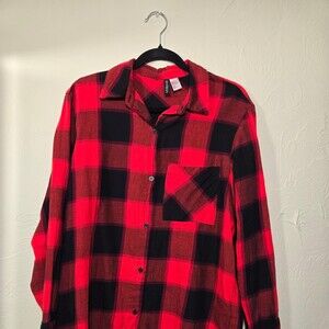 H&M Red and black plaid flannel shirt in a M #flannel #checkered